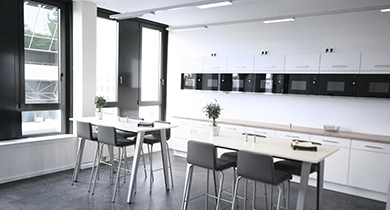 The shared kitchen offers plenty of space for lunch or coffee break with colleagues.